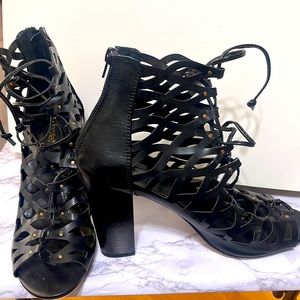 (Slightly Used) Black open top Sandals Size 10 lace up